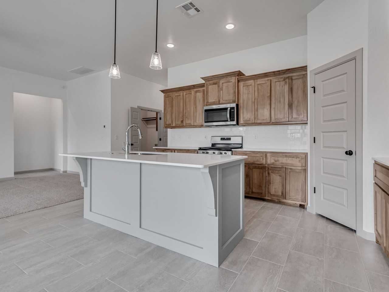 512 Hackberry Ln - Photo 3 of 16