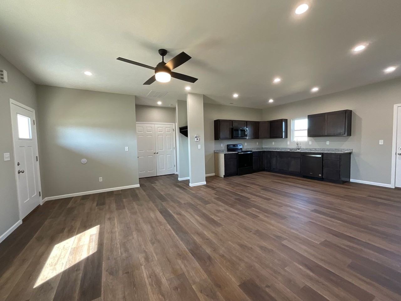 156 E Ledgestone Dr - Photo 3 of 18