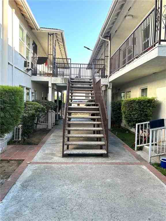 476 E Woodbury Rd - Photo 2 of 13