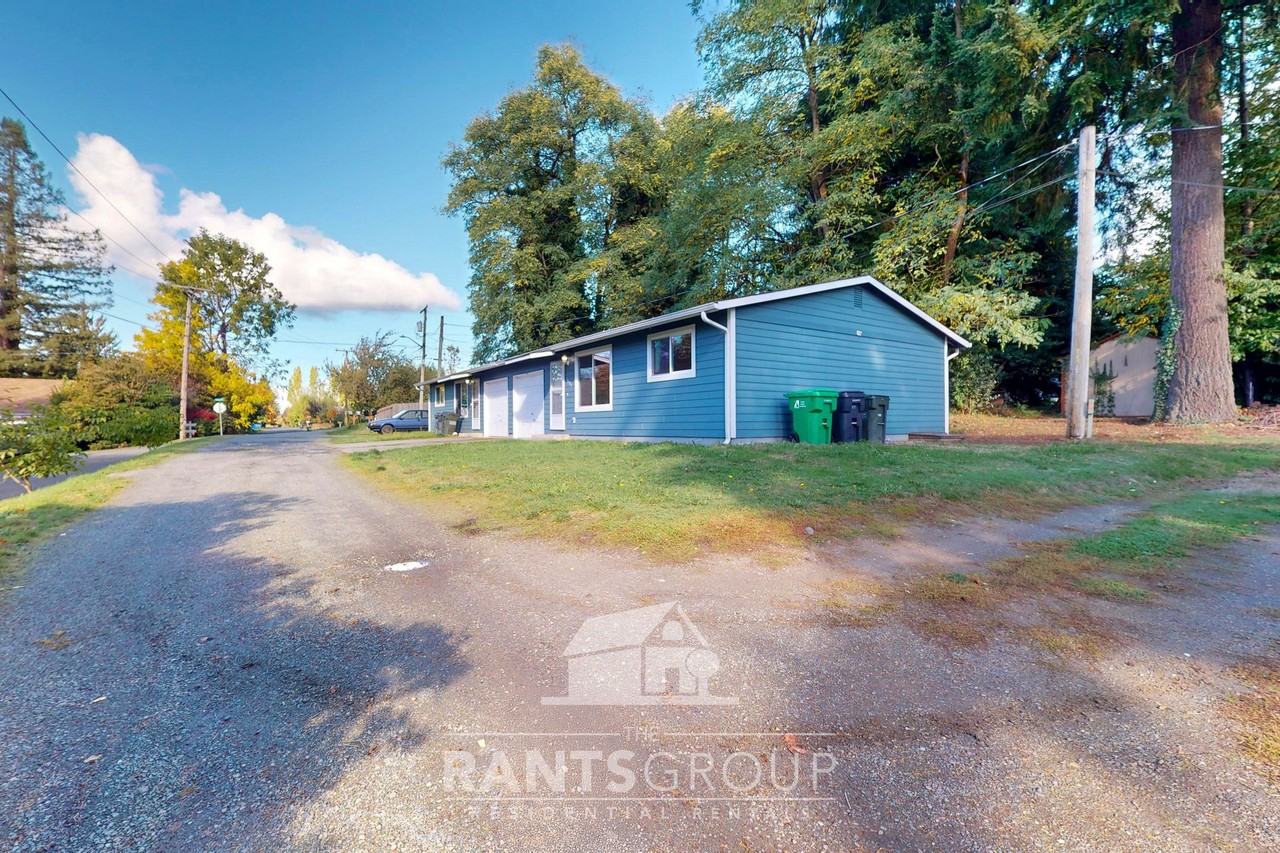 Great Location! Quiet Duplex! - Photo 2 of 4