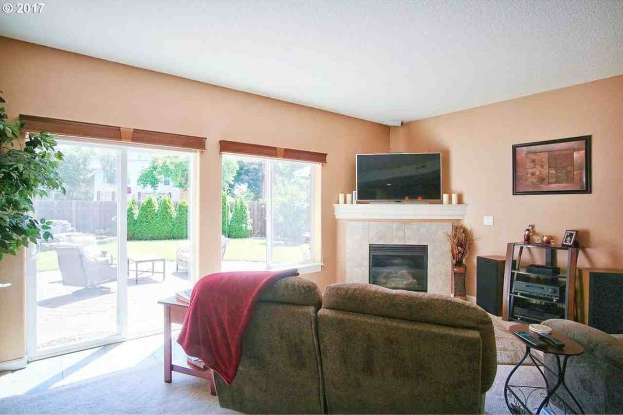11218 Se Adamson Ct - Photo 3 of 20