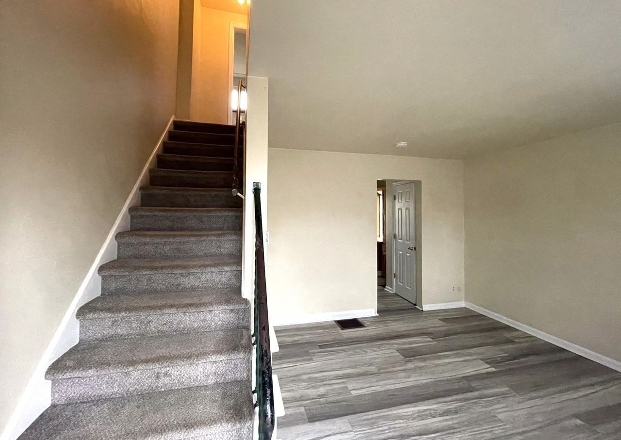 964 S Harris Ave - Photo 2 of 16