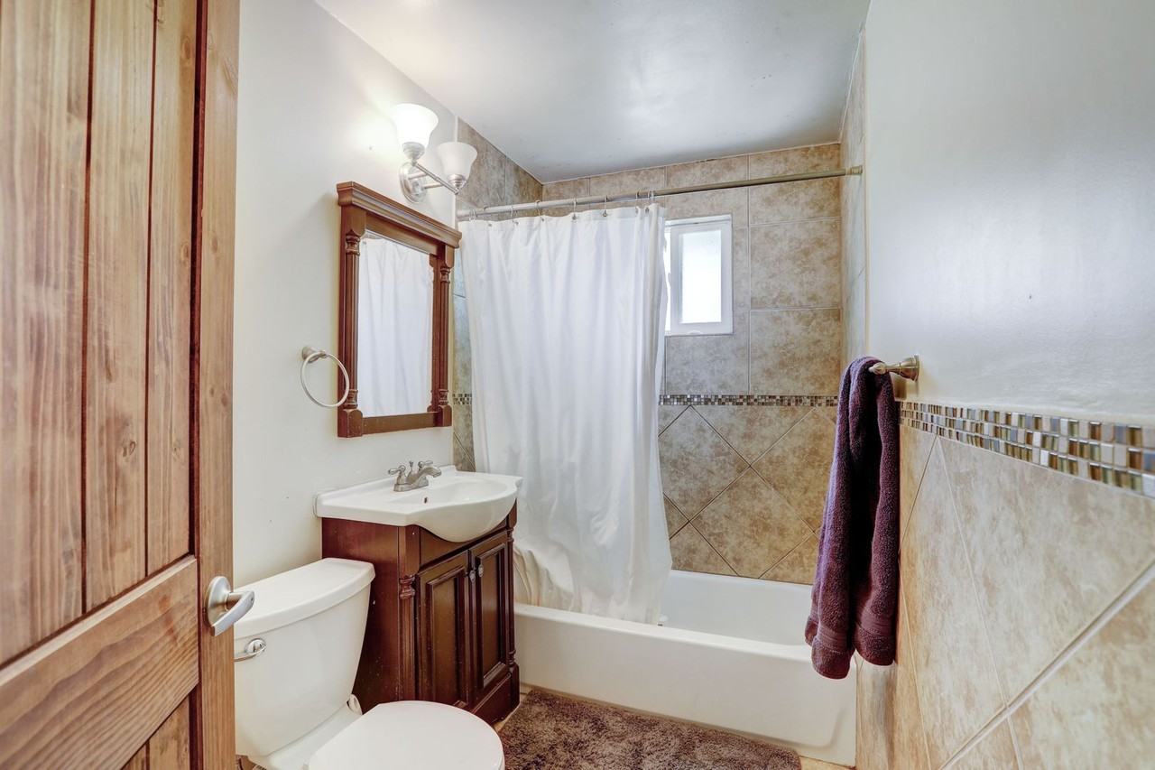 930 35th Street - Photo 4 of 31