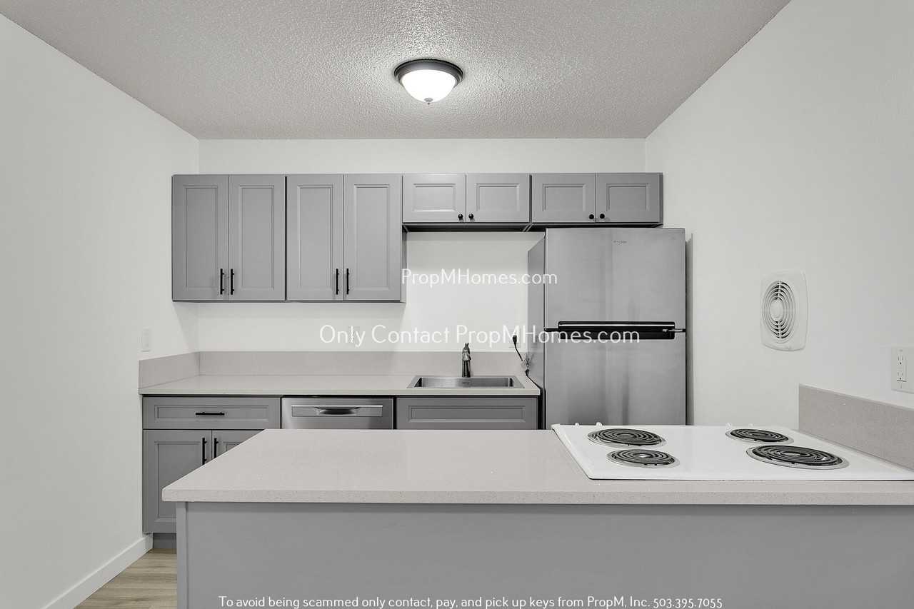 714 9th St - Photo 7 of 19