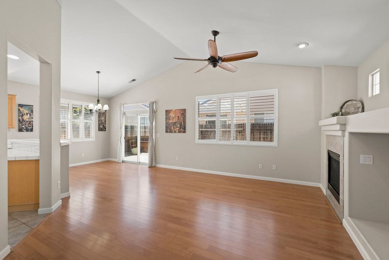 1603 Mountain Ln - Photo 3 of 20