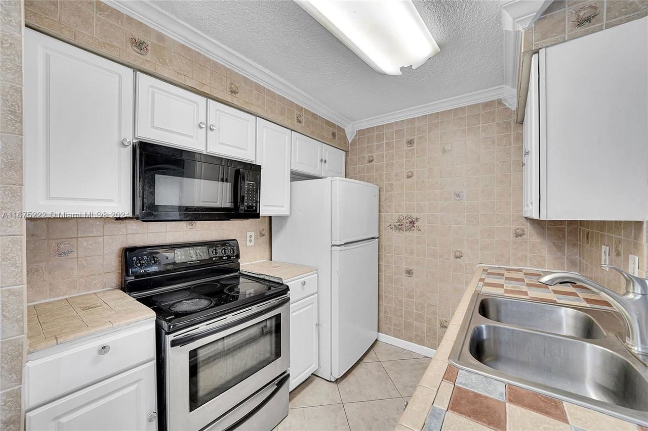 10405 Nw 7th St #102 - Photo 3 of 8