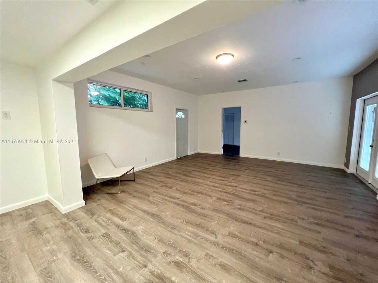 43 Sw 15th St #1-2 - Photo 2 of 8