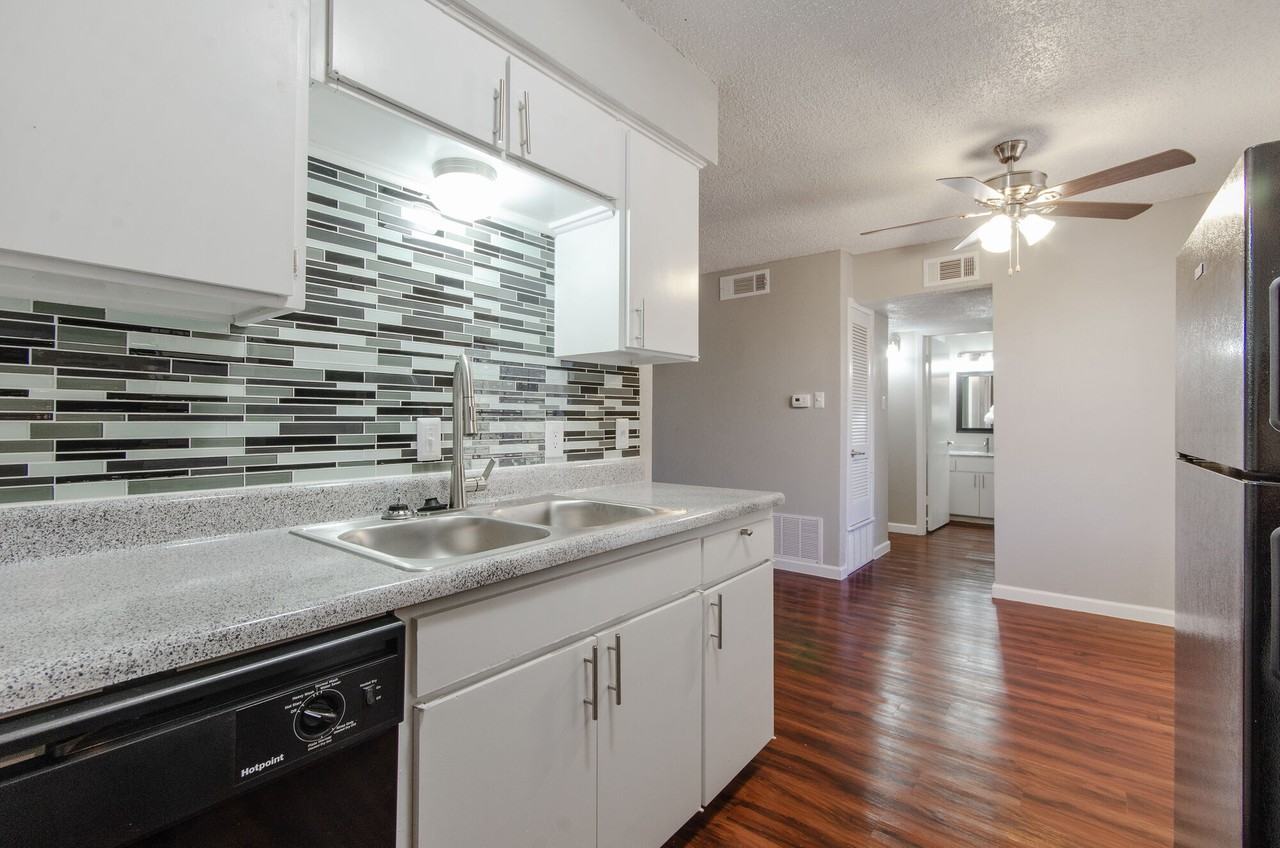 1000 Mary Apartment Homes - Photo 7 of 32