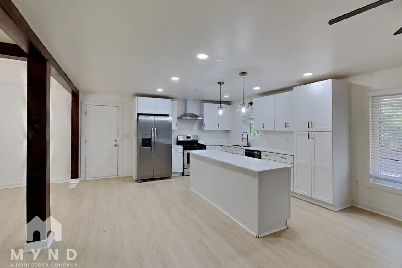 2414 W Woodland Cir - Photo 2 of 41