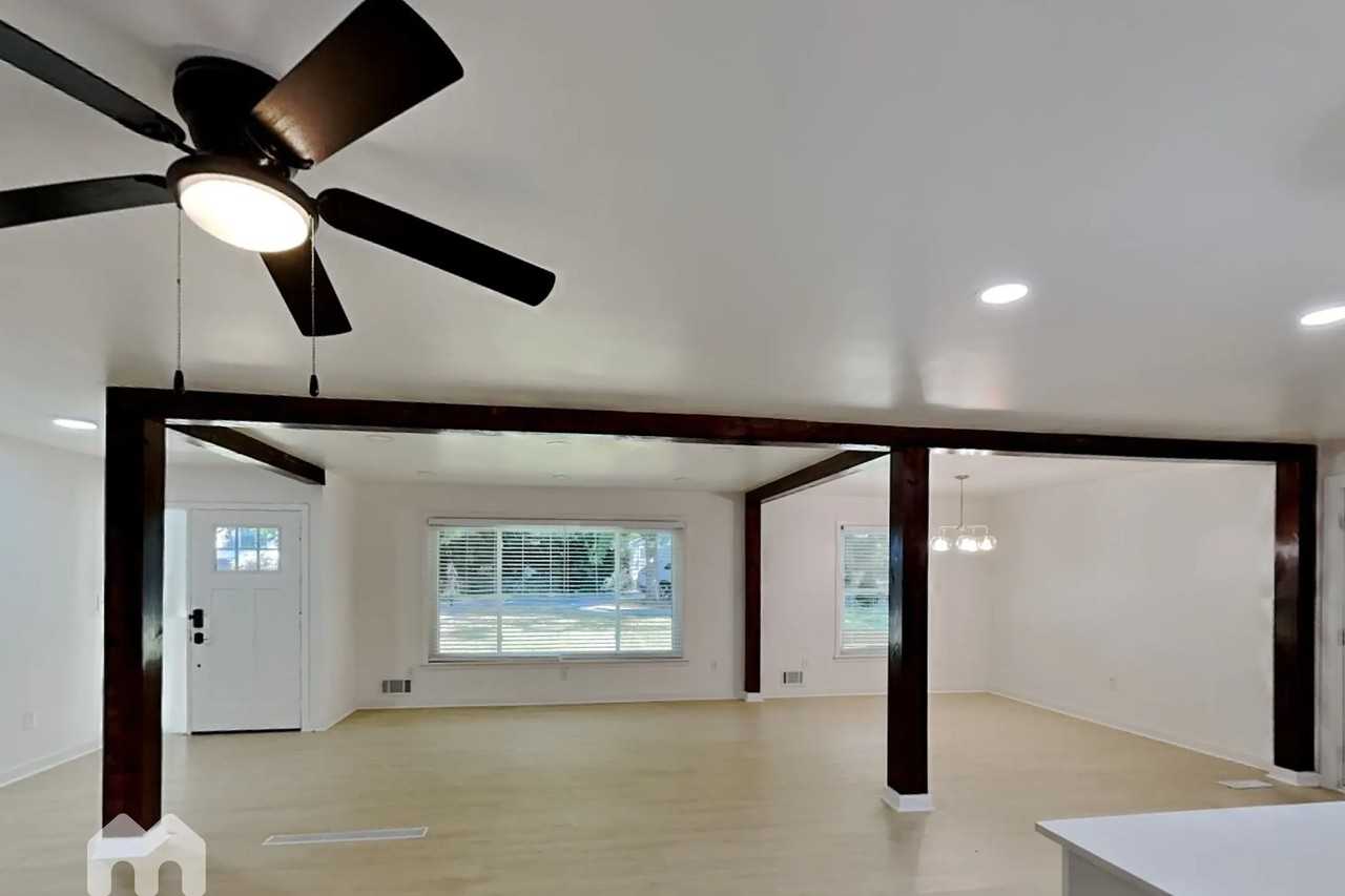 2414 W Woodland Cir - Photo 3 of 41