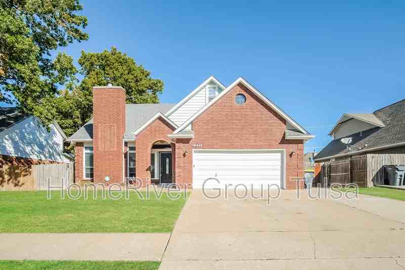 1371 E 136th St - Photo 2 of 20