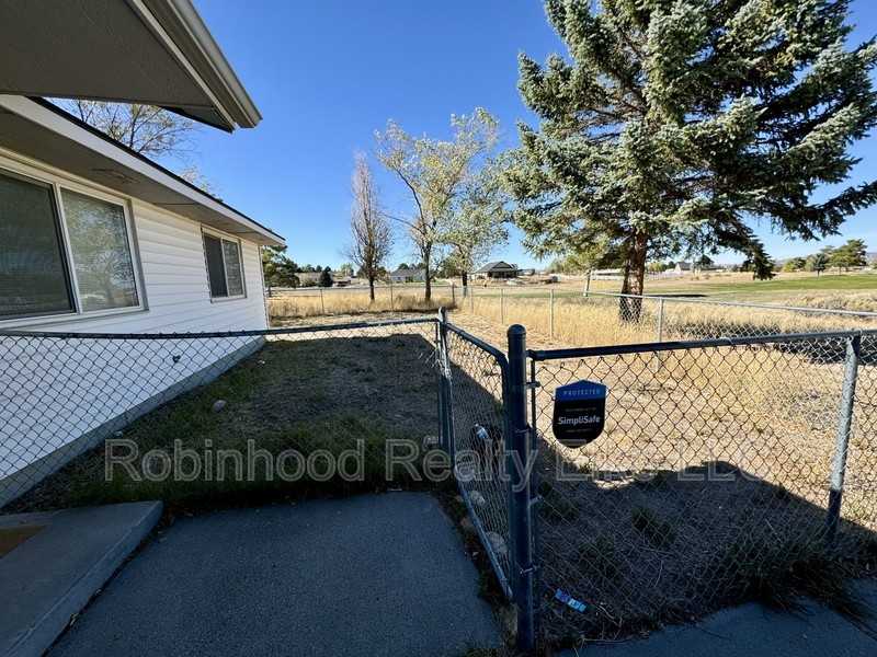 359 Parkchester Dr - Photo 3 of 16