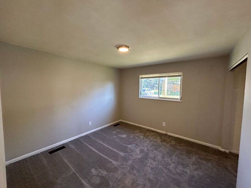 1114 Watervliet Ave - Photo 2 of 9
