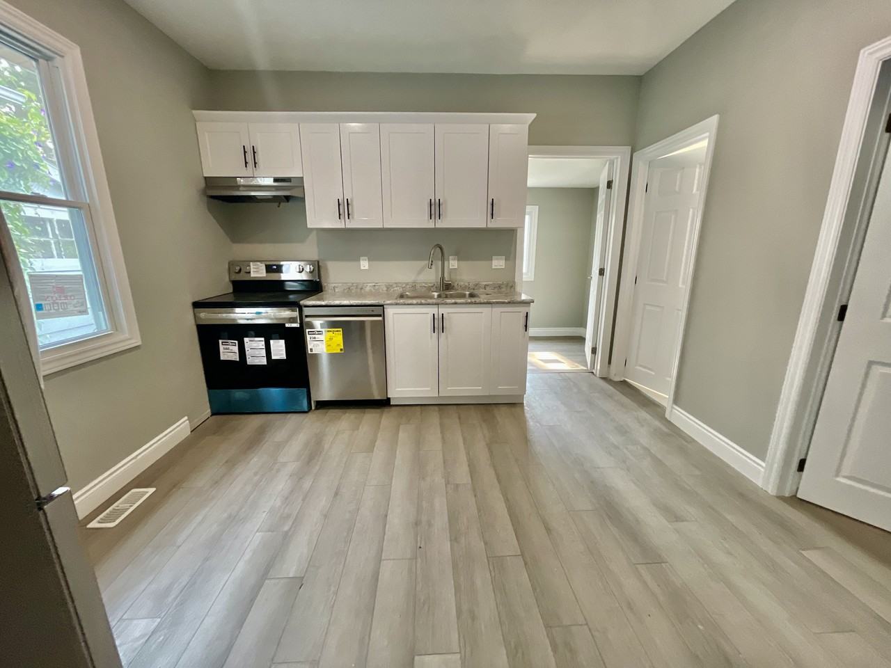 449 Ellis St W - Photo 5 of 27