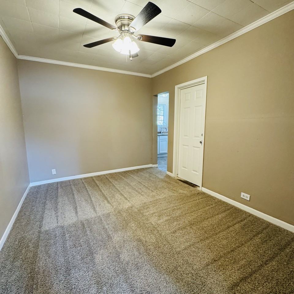 5215 8th St - Photo 3 of 15