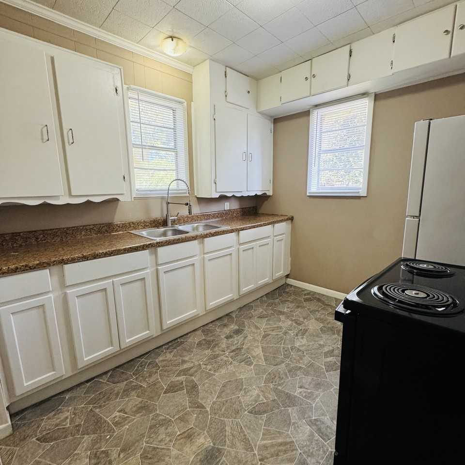 5215 8th St - Photo 4 of 15