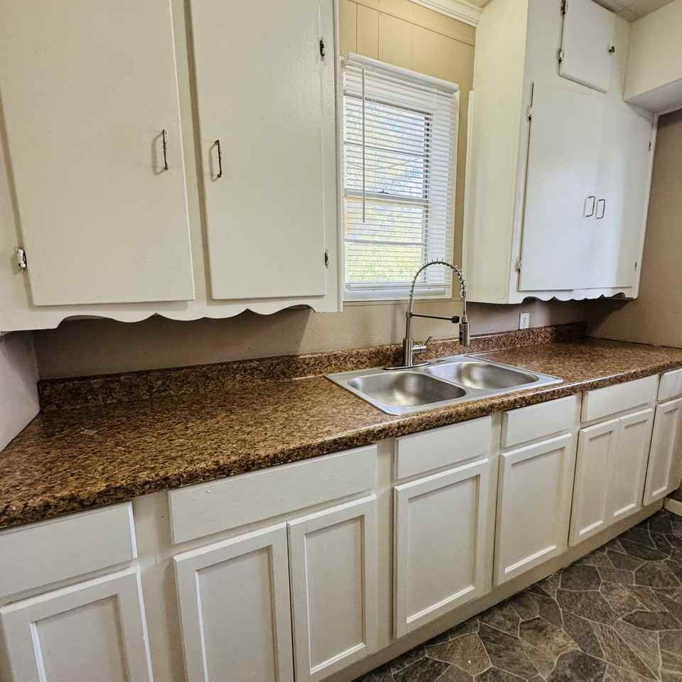 5215 8th St - Photo 5 of 15