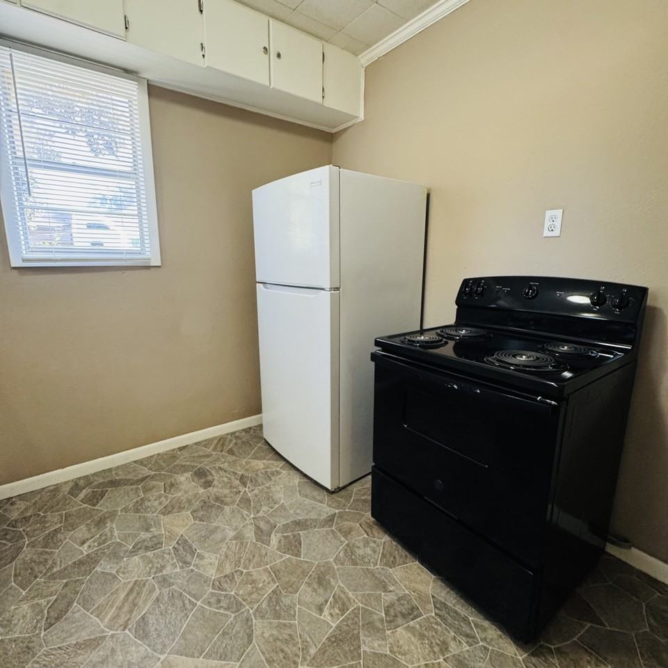 5215 8th St - Photo 6 of 15