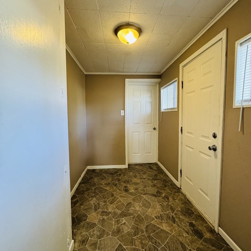 5215 8th St - Photo 7 of 15