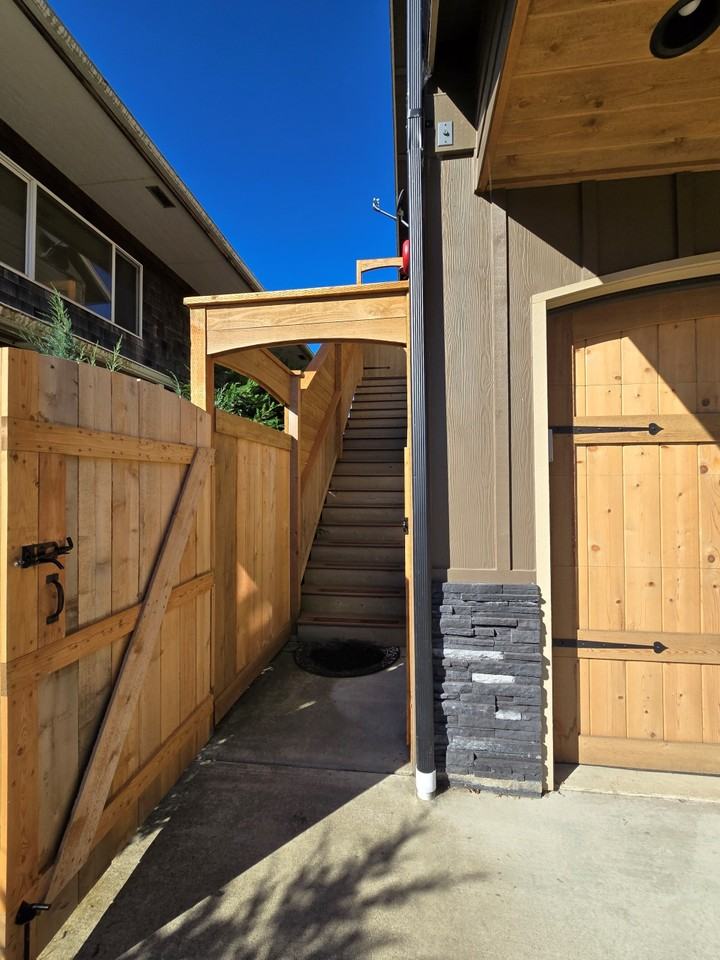 350 Nw Alder St - Photo 3 of 50