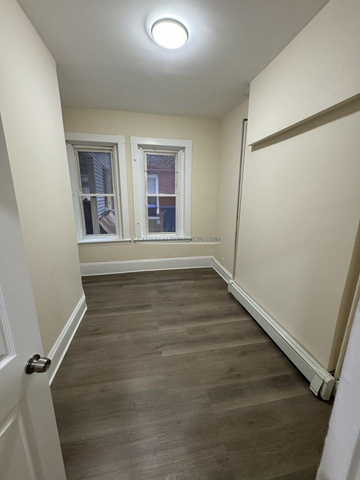 36 Bartlett Cres #1 - Photo 4 of 21