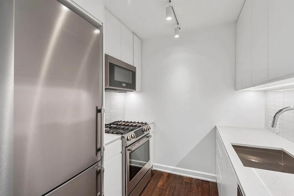 W 24th St 17K, New York, NY 10010 Studio Apartment for 4,377/month