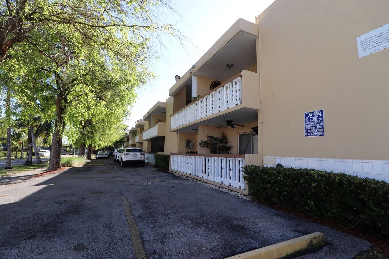 2031 NE 139 St North Miami Beach, FL 33181 - Photo 4 of 10