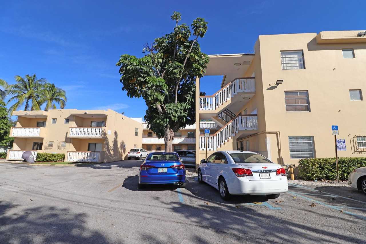 2031 NE 139 St North Miami Beach, FL 33181 - Photo 5 of 10