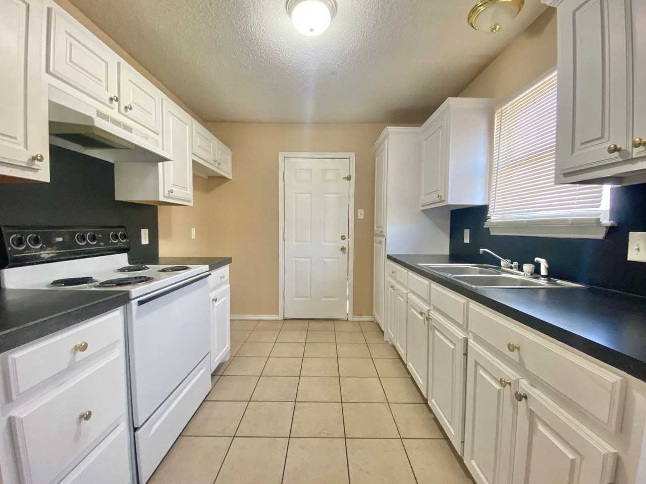 1809 38th St - Photo 5 of 11