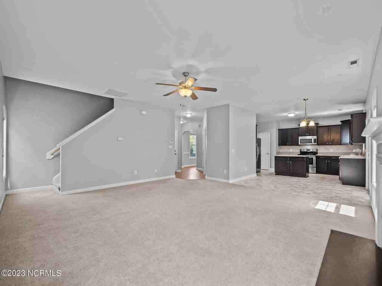 113 Katrina St - Photo 7 of 33
