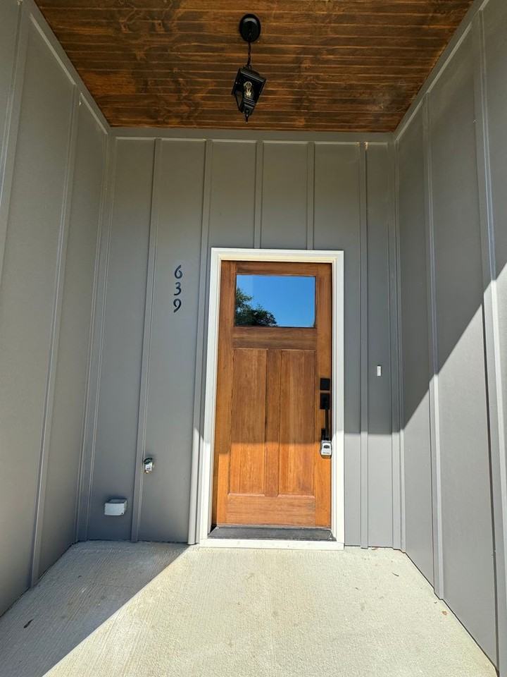 639 E 3rd St - Photo 3 of 33