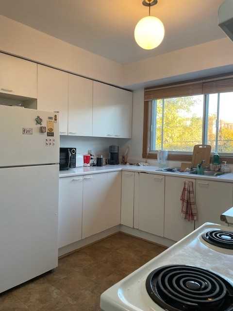 594 Abercorn Avenue - Photo 3 of 11