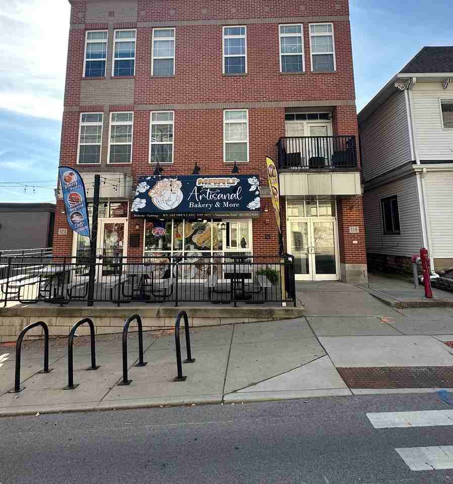 Quarters - 118 E 7th Street - Photo 3 of 4