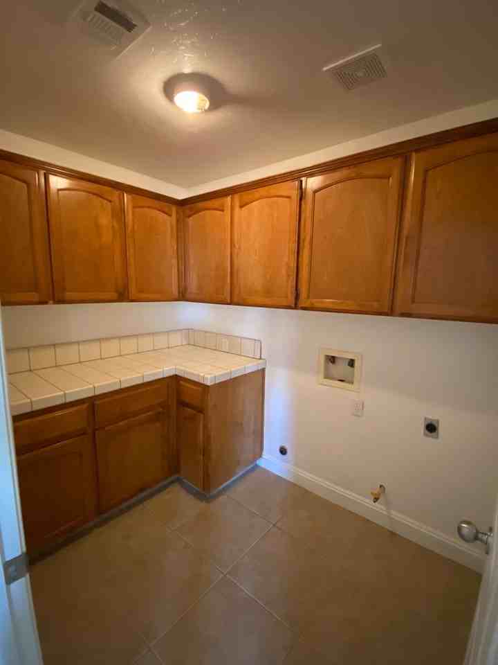 342 N D St - Photo 4 of 34