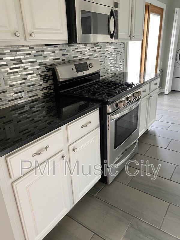 3933 Bridgeview Ln - Photo 6 of 16