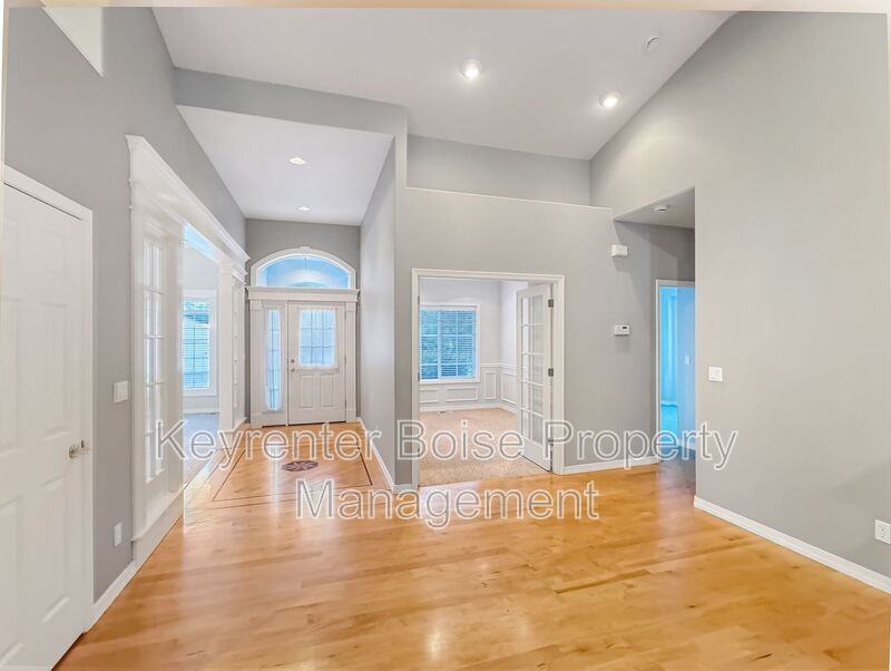 2440 E Bancroft Ct - Photo 3 of 26