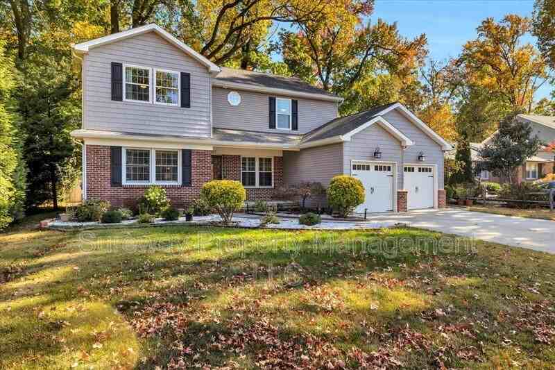 827 Longwood Dr - Photo 3 of 30