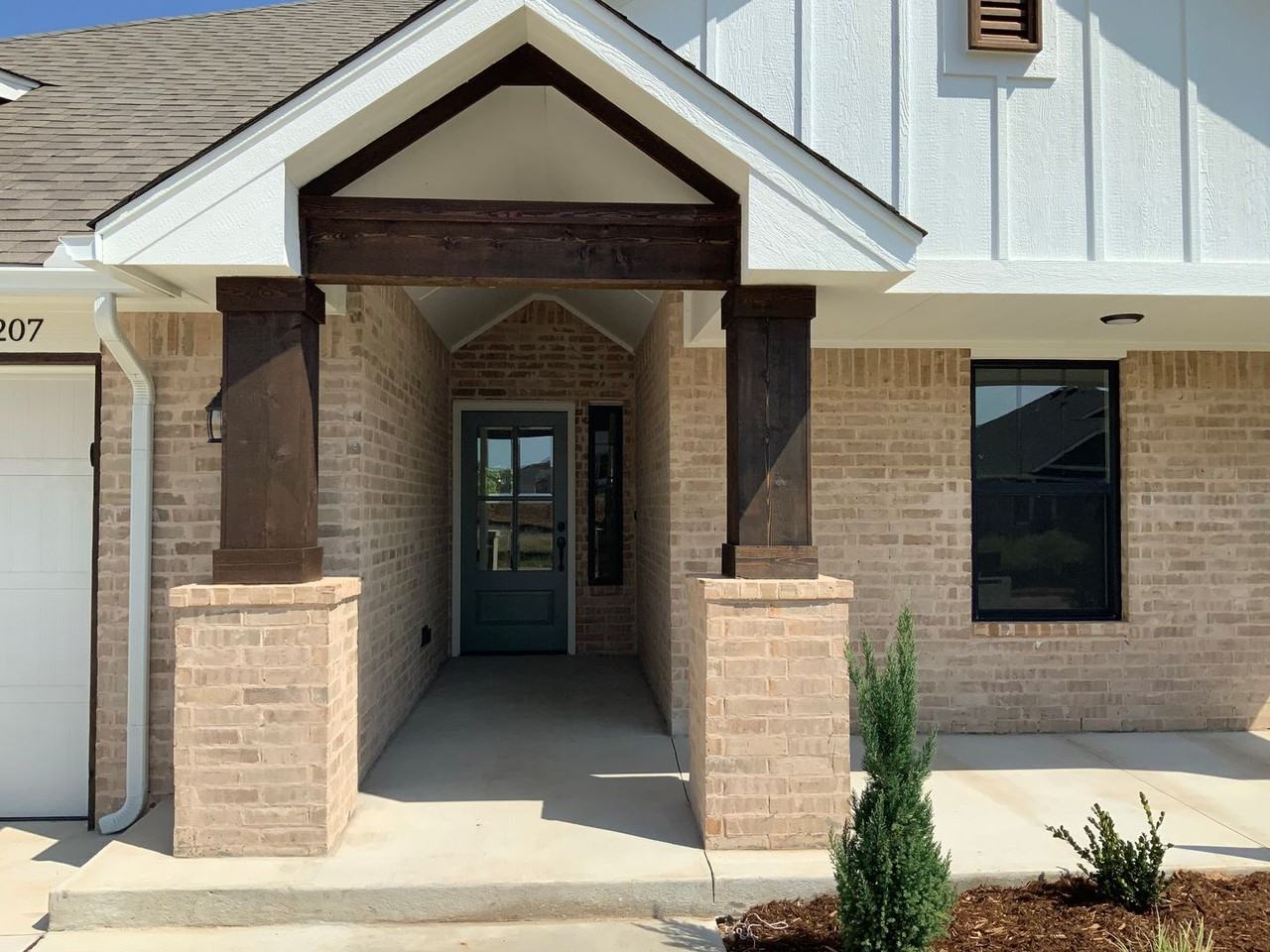 207 Firethorn Way - Photo 2 of 34