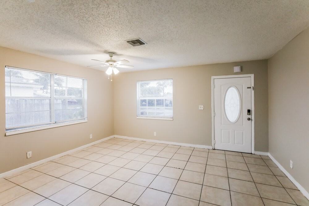 425 Sw 74th Ave - Photo 3 of 16