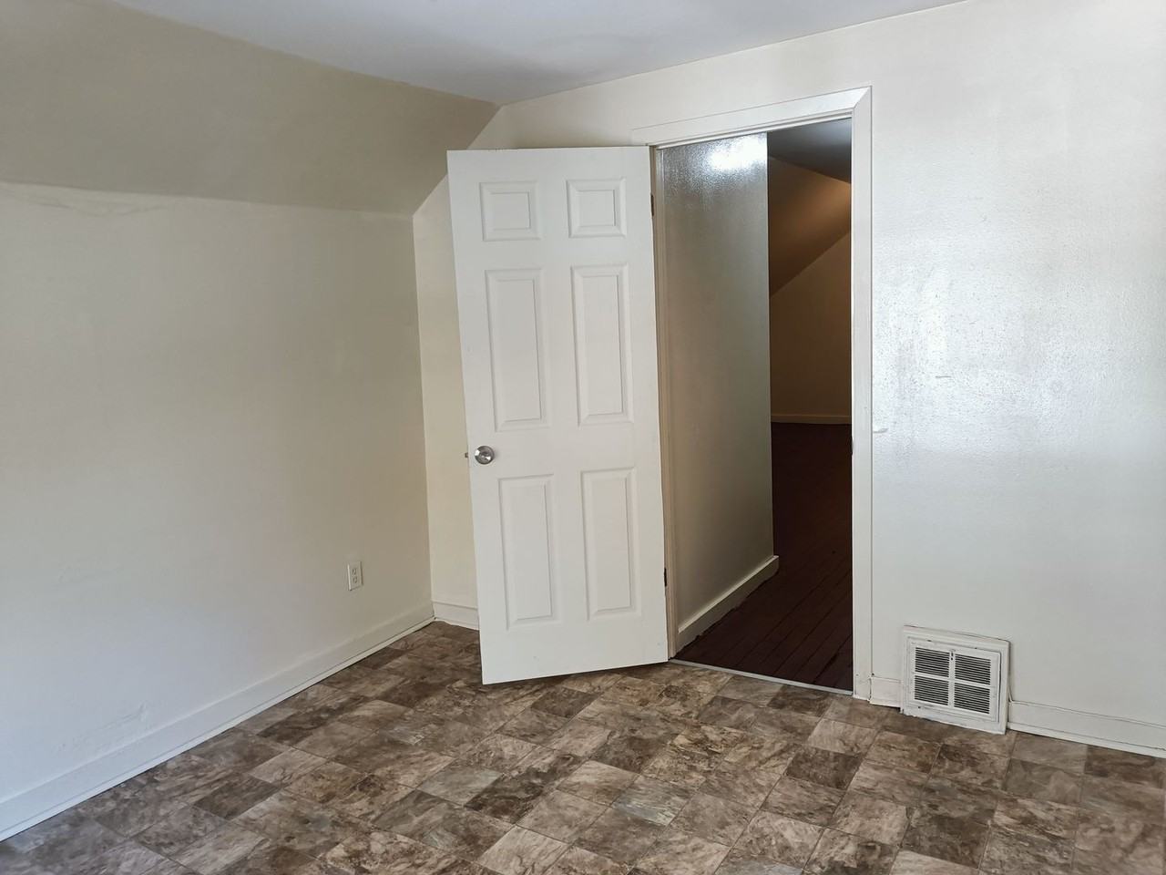 1975 W Melvina St - Photo 3 of 12