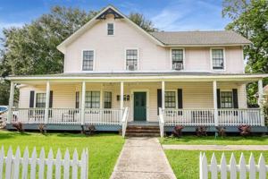 featured image of 301 E Robert St