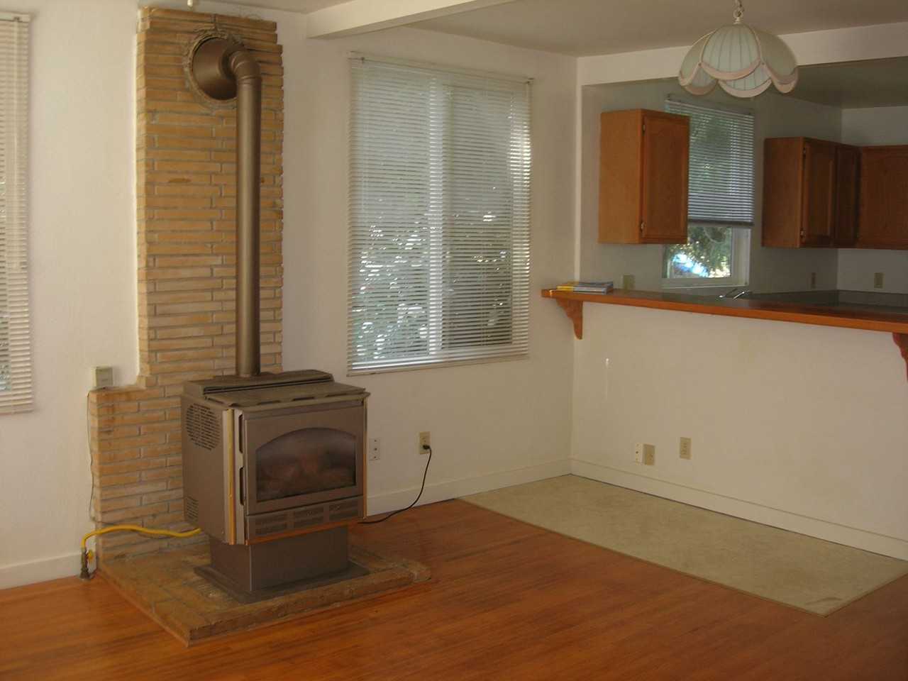 Shared Property with a Granny Cottage behind rented separately - Photo 3 of 6