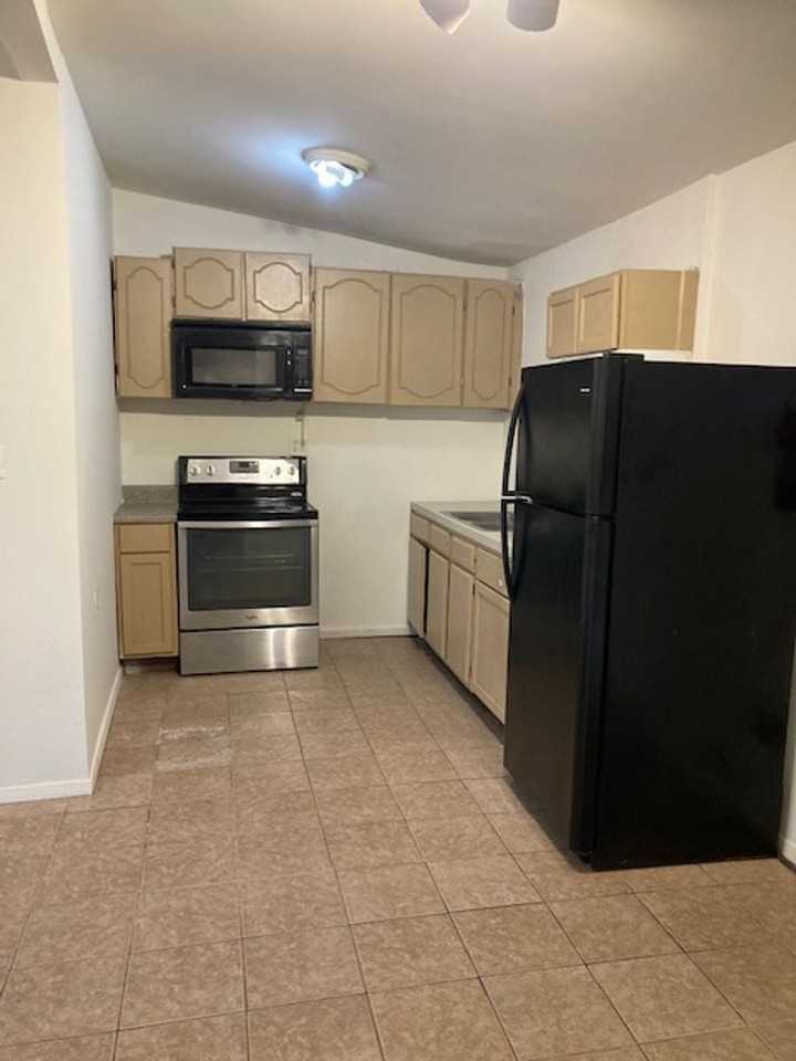 516 Austin St - Photo 3 of 7