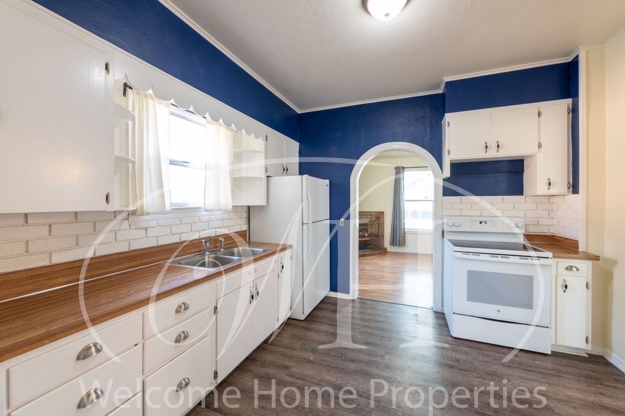 132 Malcolm St - Photo 3 of 22