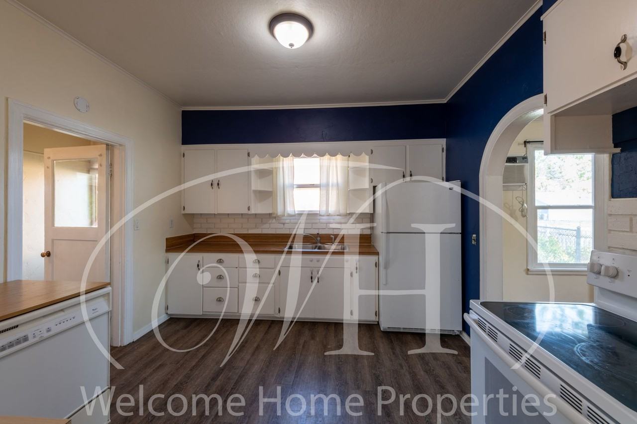 132 Malcolm St - Photo 4 of 22