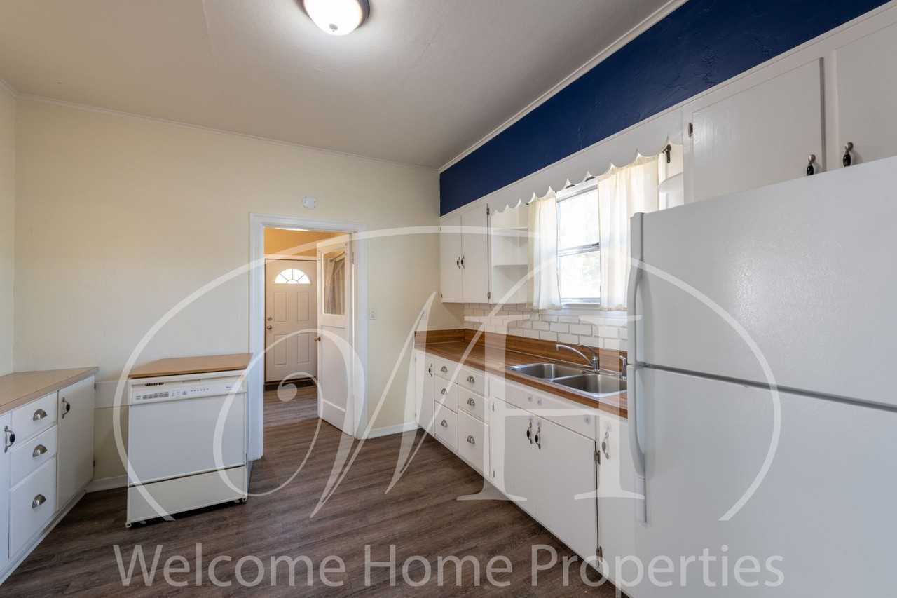 132 Malcolm St - Photo 5 of 22