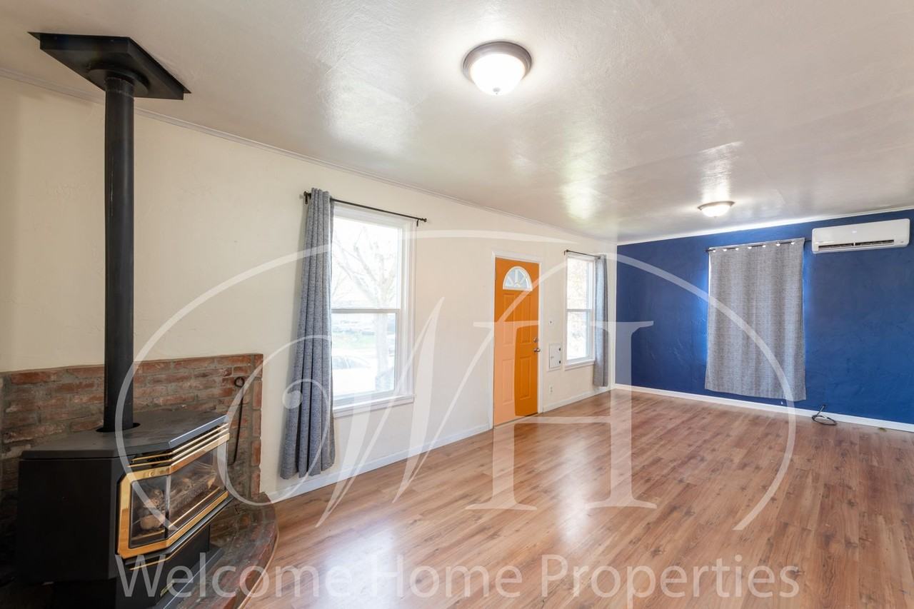 132 Malcolm St - Photo 6 of 22