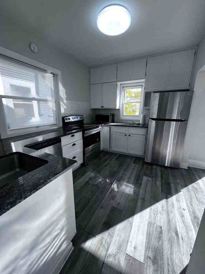 610 E 8th St - Photo 7 of 18