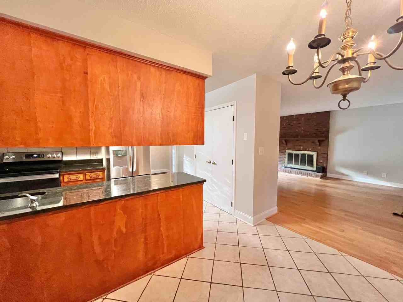 7504 Post Oak Rd - Photo 7 of 27