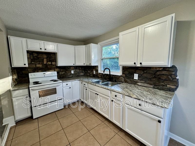 4406 Southern Webbing Mill Rd - Photo 3 of 10